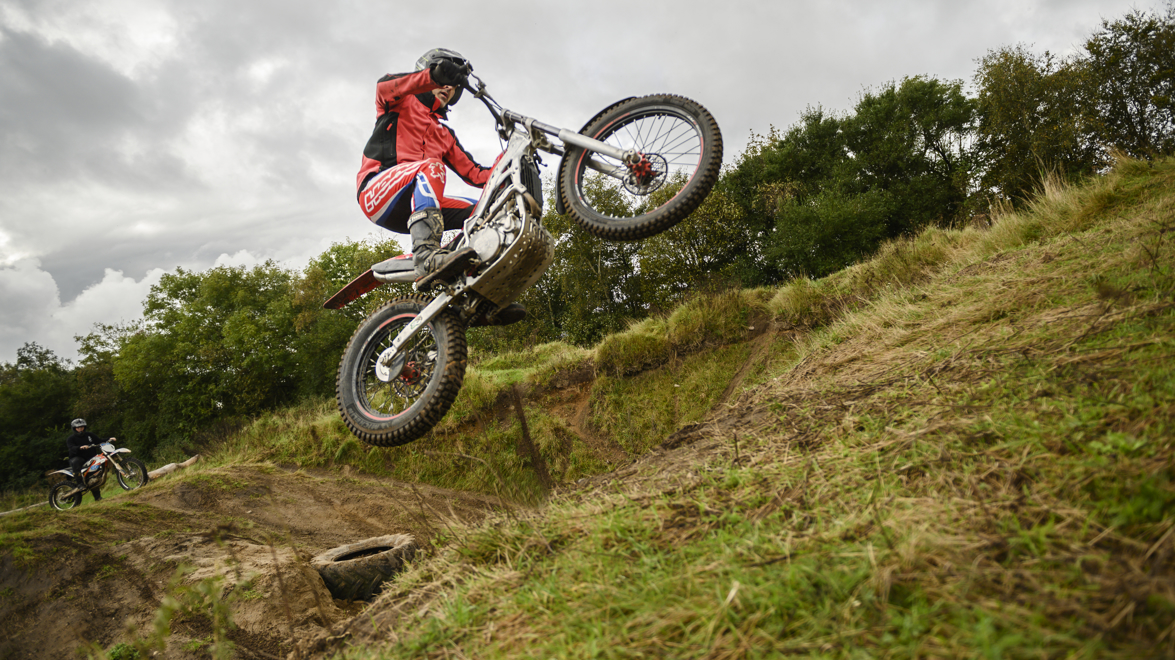 Handbjerghus Efterskole. En efterskole med motocross.